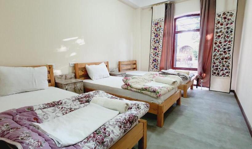 エコノミートリプルルーム, Guest House Ruslan Nurata & Tours