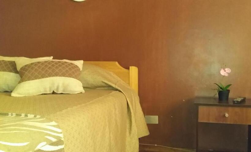اتاق استاندارد چهار تخته, Hostal Tunquelen