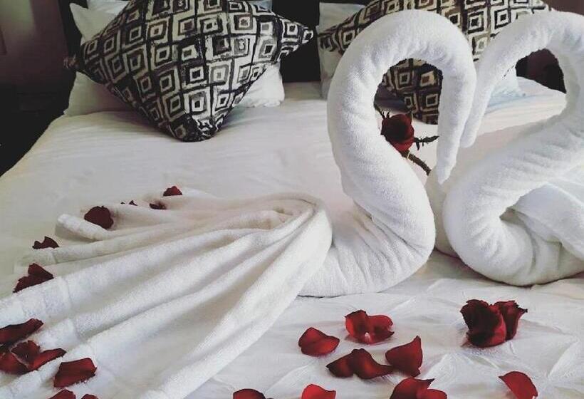 اتاق لوکس با بالکن و چشم‌انداز دریا, Rostalyn Guesthouse