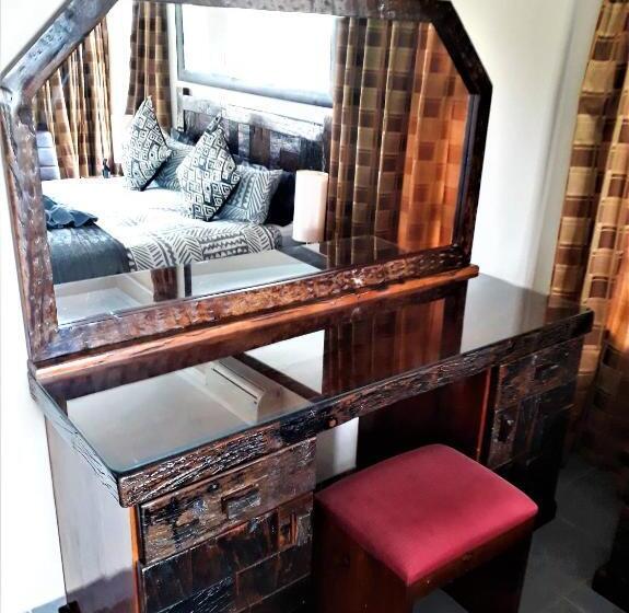 اتاق لوکس با بالکن و چشم‌انداز دریا, Rostalyn Guesthouse