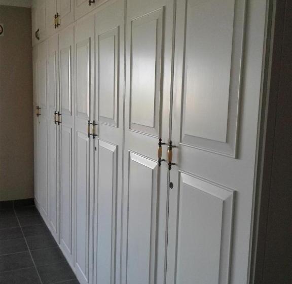 اتاق لوکس با بالکن و چشم‌انداز دریا, Rostalyn Guesthouse