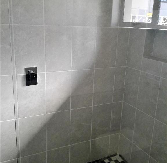 اتاق لوکس با بالکن و چشم‌انداز دریا, Rostalyn Guesthouse