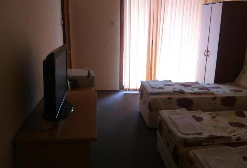 Четырехместный Номер Стандарт с Балконом, Guest House Pri Valyo