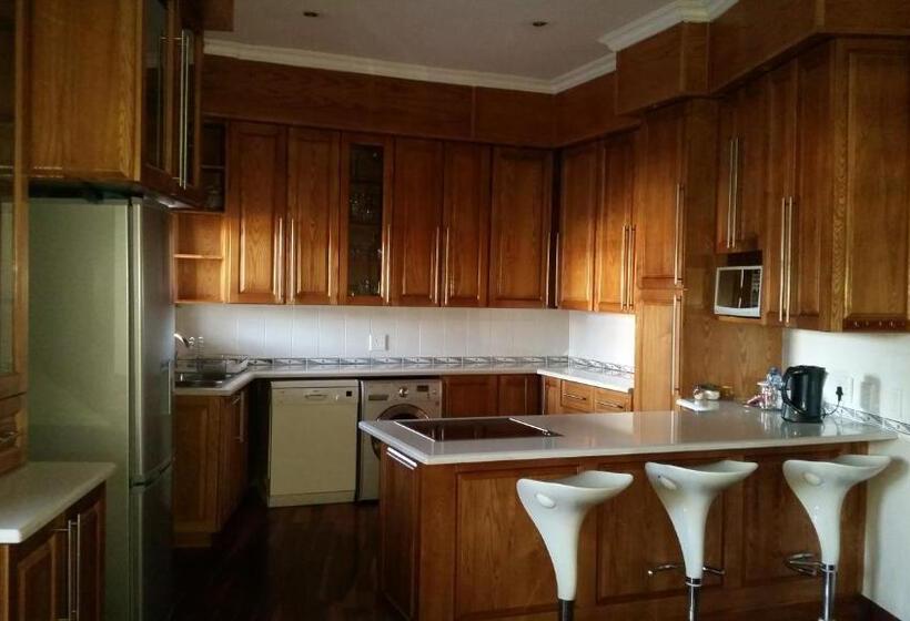 Апартаменты 2 Спальни, Eagle Rock Executive Guest House