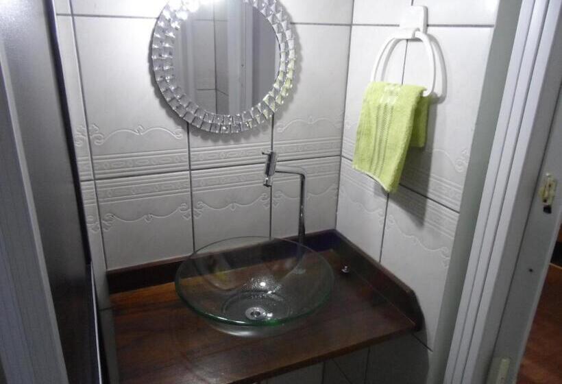 バス共有のスタンダードルーム, Austria Hostel & Pousada