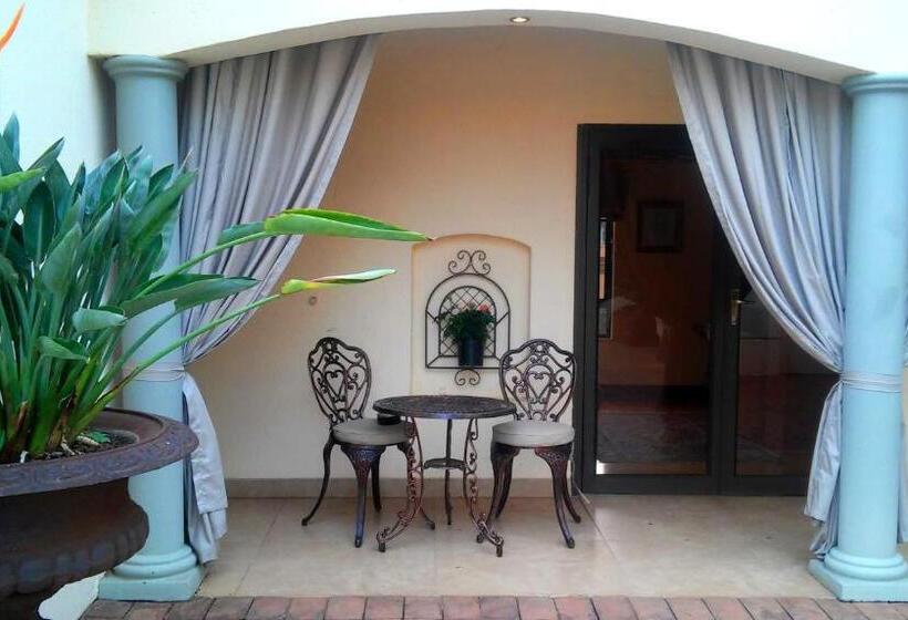 سوییت لوکس, The Blue Crane Villa