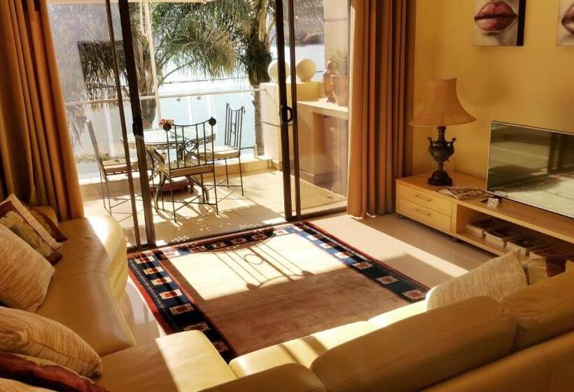 سوییت لوکس, The Blue Crane Villa