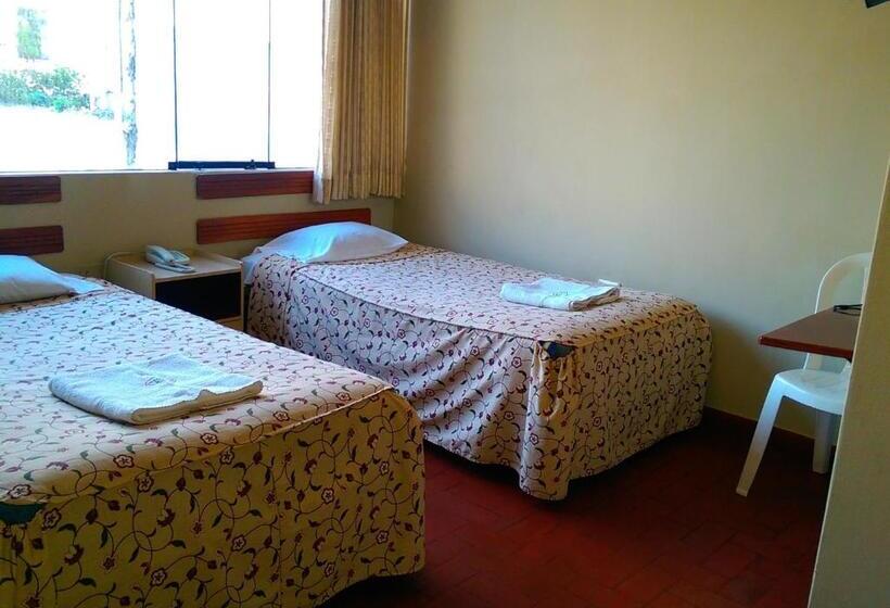 اتاق استاندارد سه نفره, Hostal La Rivera