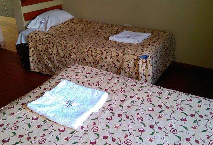 اتاق استاندارد چهار تخته, Hostal La Rivera