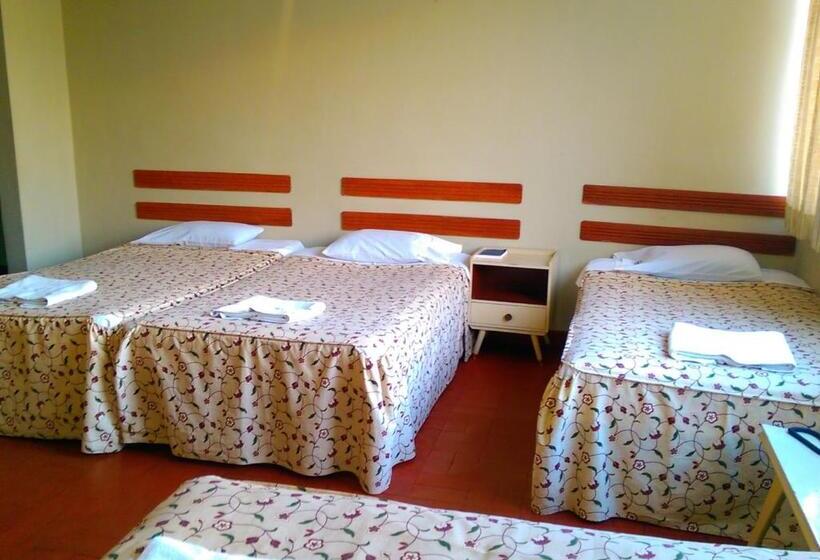 اتاق استاندارد چهار تخته, Hostal La Rivera