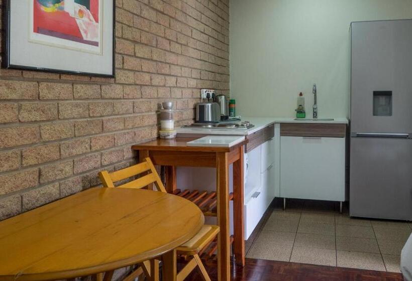 اتاق خانوادگی, Carrington Guest House
