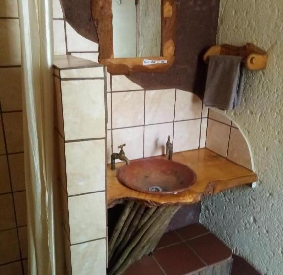 غرفة قياسية, Bushwhacked Barberton