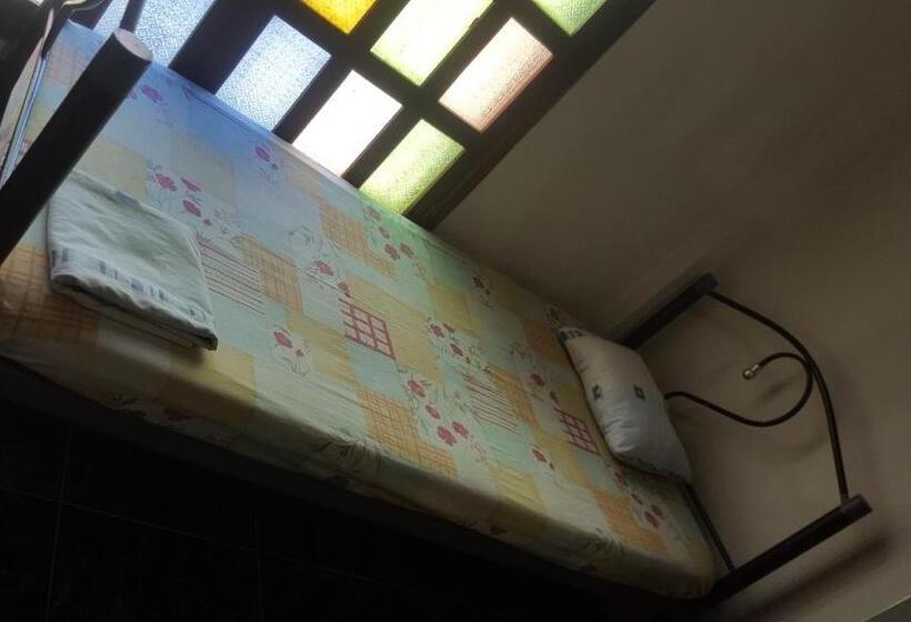 تختخواب در اتاق مشترک, Hospedaje Dannita B&b