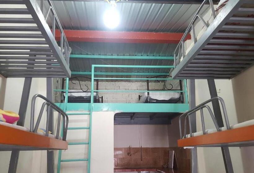 تختخواب در اتاق مشترک, Hospedaje Dannita B&b