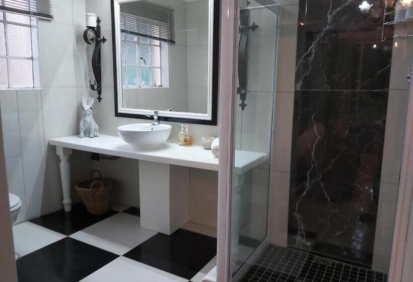 اتاق لوکس با تخت بزرگ, Marrakech Guest House