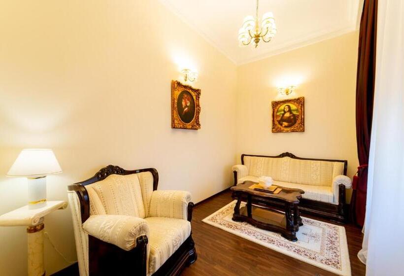 سوییت جونیور, Picasso Boutique