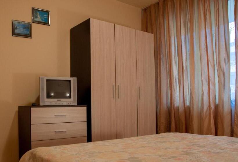 Номер Стандарт с Балконом, Edelvais Guest House