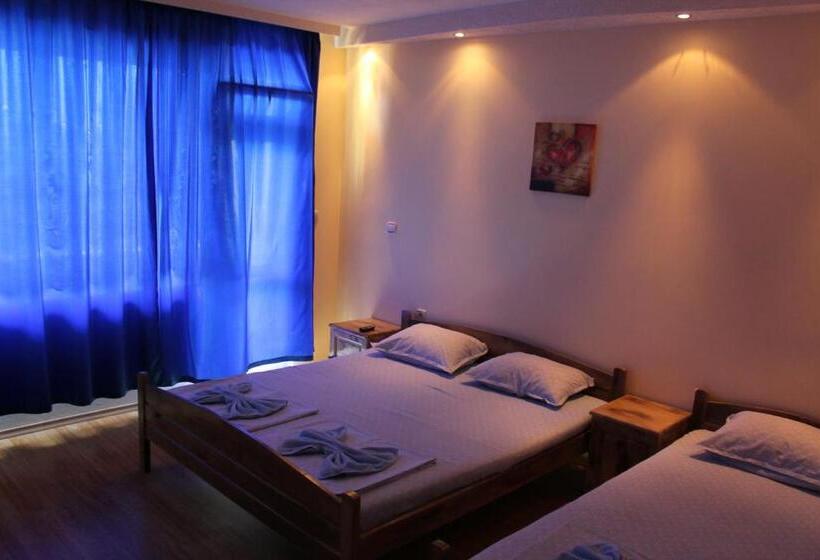 Трехместный Номер Стандарт с Балконом, Edelvais Guest House