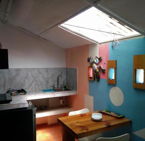 استودیوی استاندارد, Buenos Días Guest House
