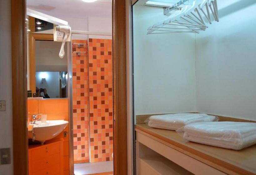 Háromágyas Standard Szoba, B&b Degli Artisti