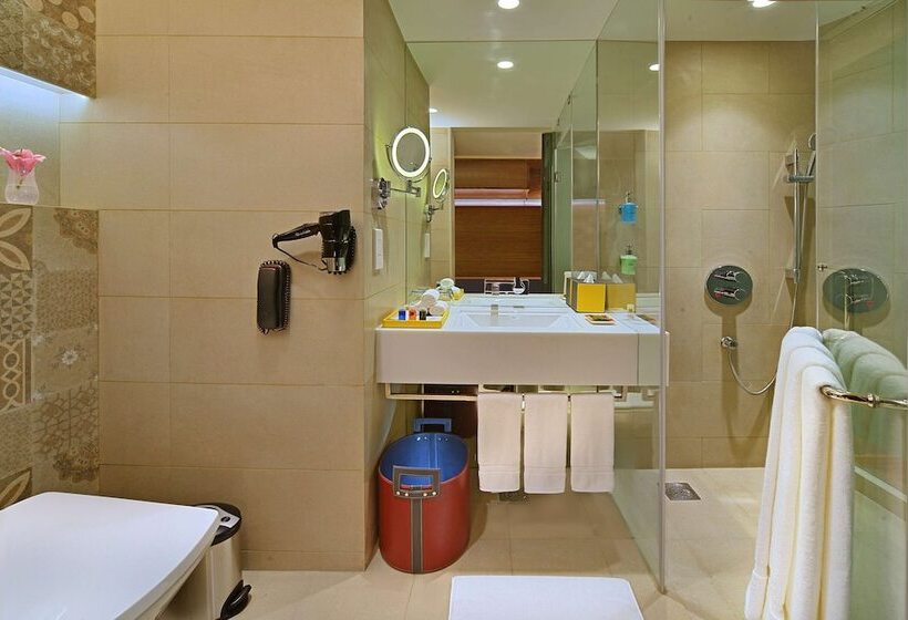 غرفة ديلوكس مطلة على البحيرة, Radisson Bengaluru City Center