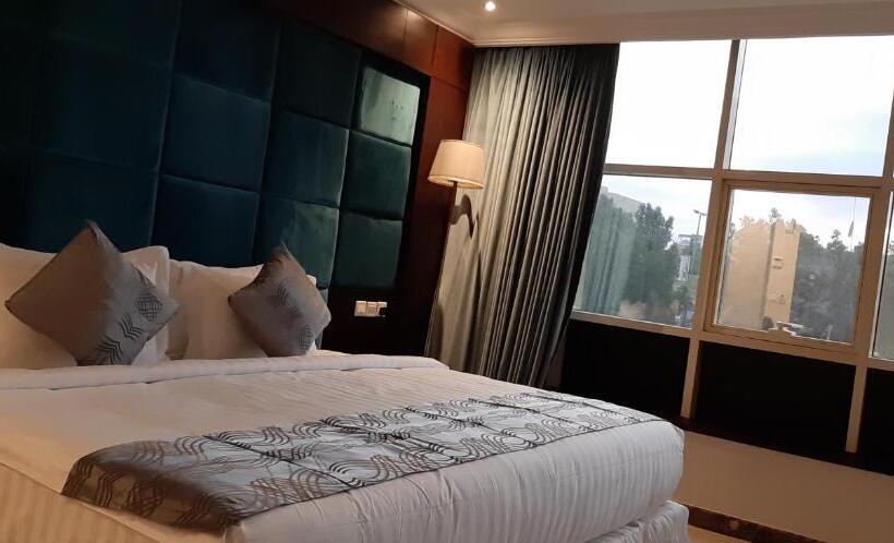 Номер Deluxe Кровать Кинг, Three Points Al Salama
