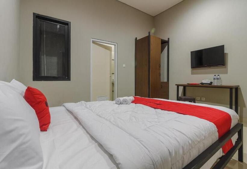 Номер Economy, Reddoorz Near Puri Indah Mall
