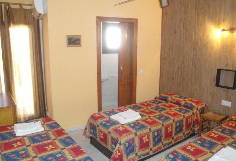 اتاق استاندارد سه نفره, Hostal Cristina