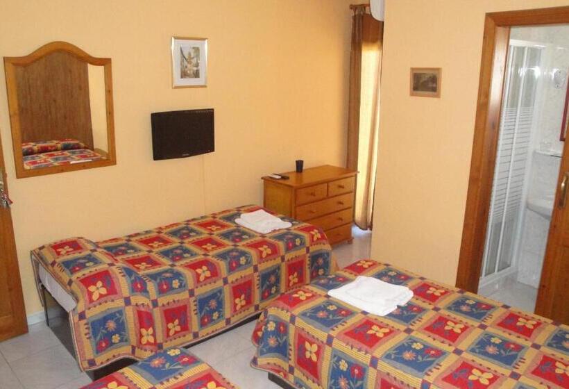 スタンダードトリプルルーム, Hostal Cristina