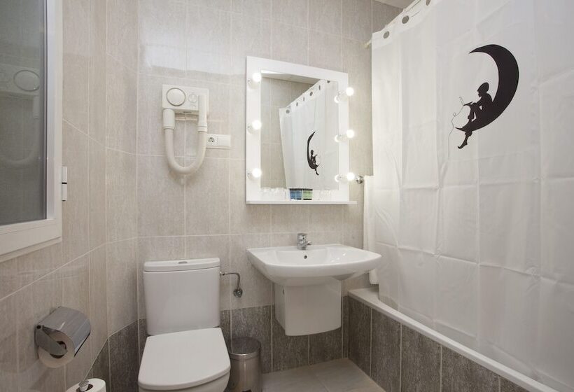 Economy Triple Room, Casual Del Cine Valencia