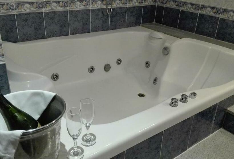 سوئیت با وان آب گرم, Hostal Andrés