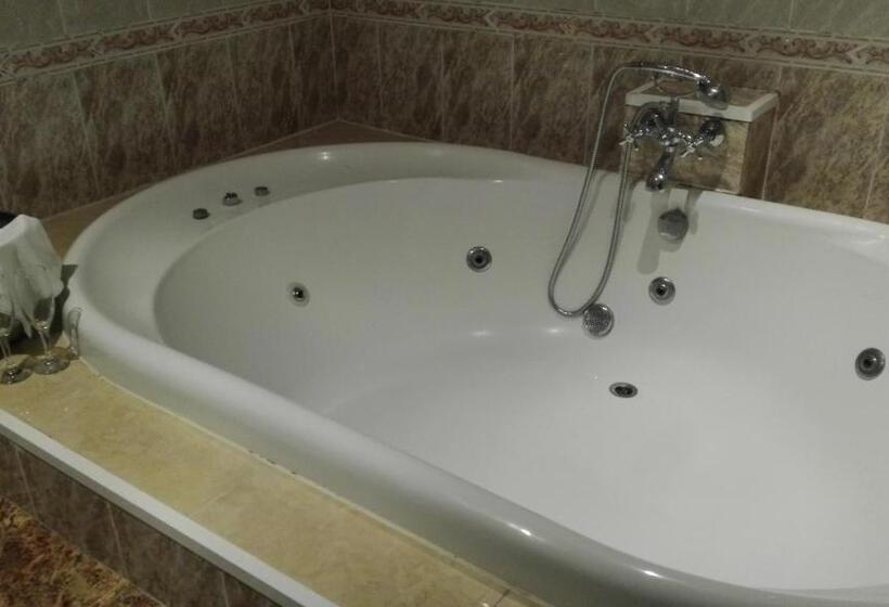 سوئیت با وان آب گرم, Hostal Andrés