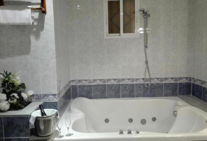 سوئیت با وان آب گرم, Hostal Andrés