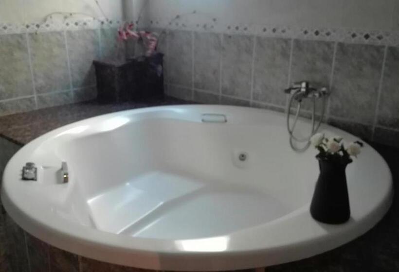 سوئیت با وان آب گرم, Hostal Andrés