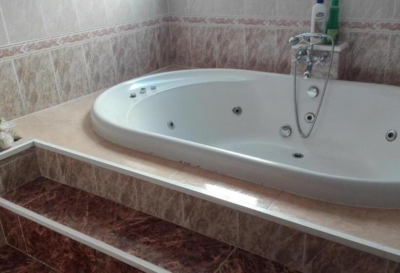 سوئیت با وان آب گرم, Hostal Andrés