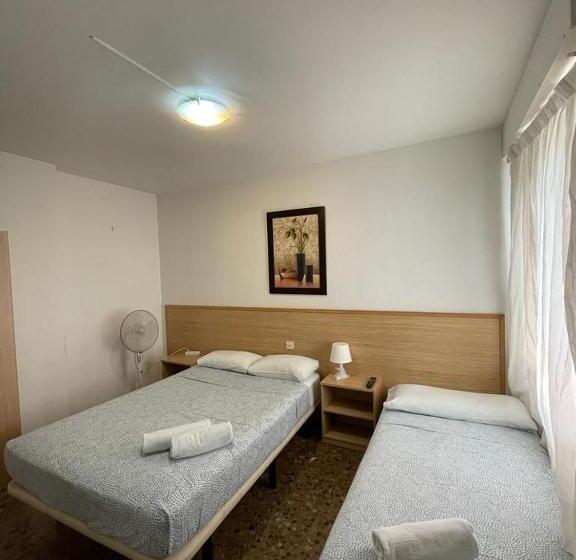 Номер Стандарт Трехместный, Hostal Milmarcos