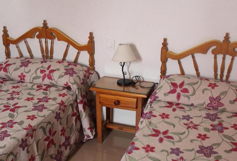 Номер Стандарт Трехместный, Hostal Santa Ana