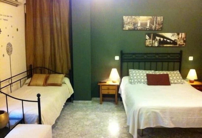 Habitación Triple Estándar, Hostal Neptuno