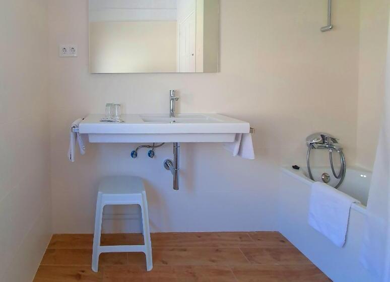 Номер Стандарт Трехместный, Hostal Canigó