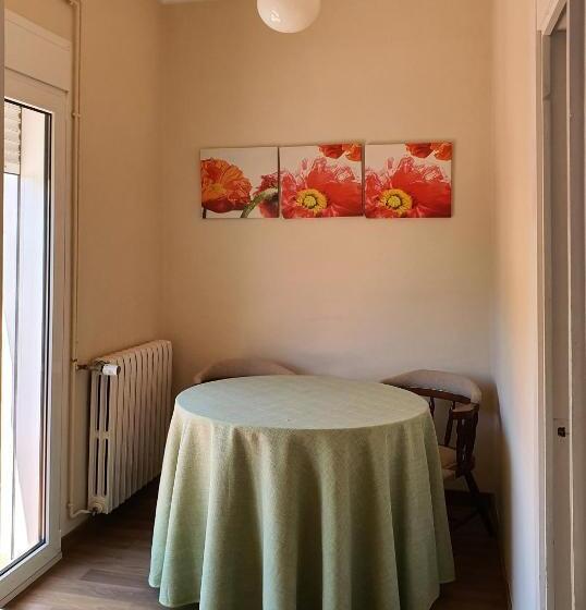 غرفة قياسية ثلاثية, Hostal Canigó