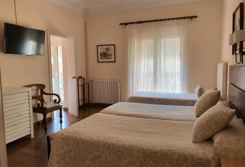 Четырехместный Номер Стандарт, Hostal Canigó