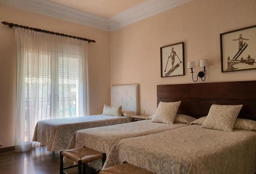 غرفة قياسية رباعية, Hostal Canigó