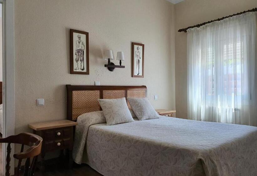 Четырехместный Номер Стандарт, Hostal Canigó