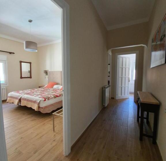 Четырехместный Номер Стандарт, Hostal Canigó