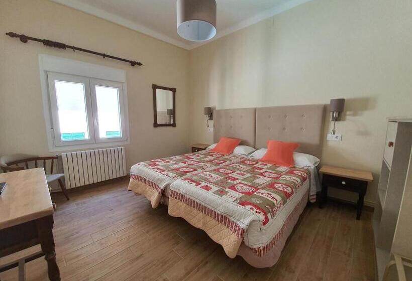 غرفة قياسية رباعية, Hostal Canigó