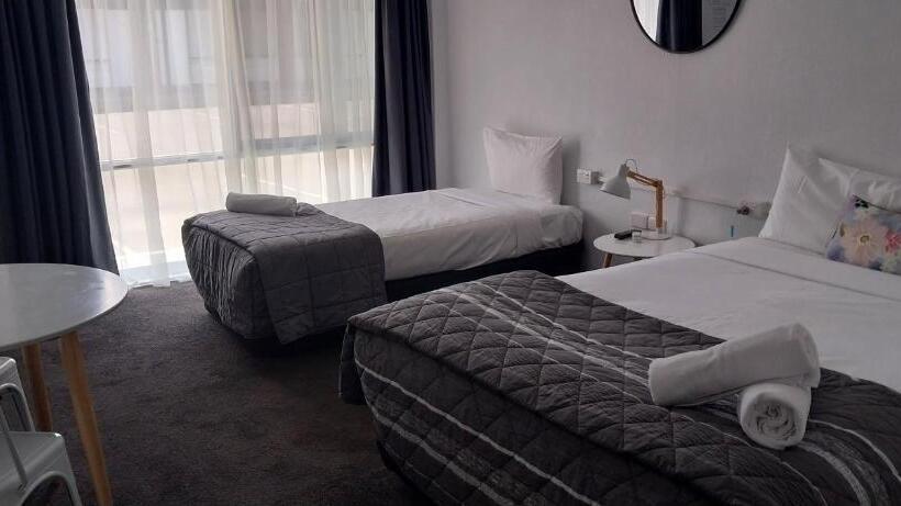 اتاق استاندارد, Commodore Motor Inn