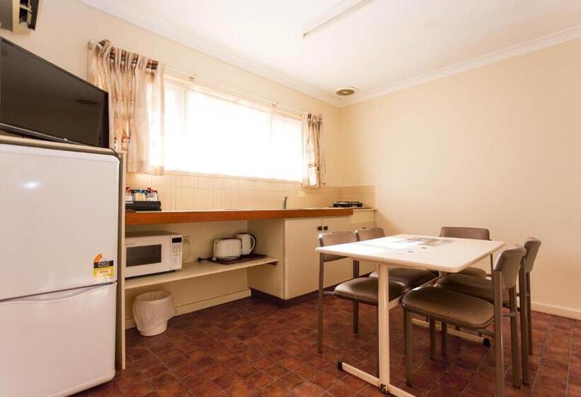 דירת שלושה חדרים, Sleepwell Motel
