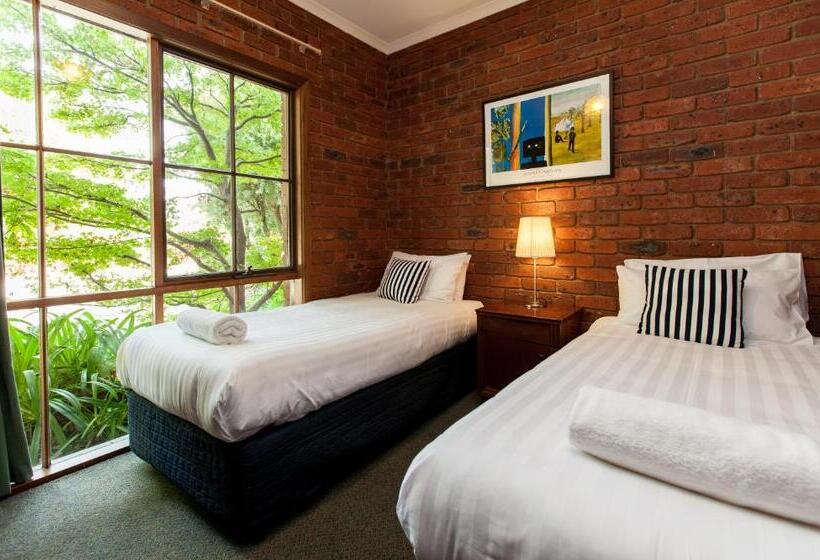 패밀리 룸, Armour Motor Inn