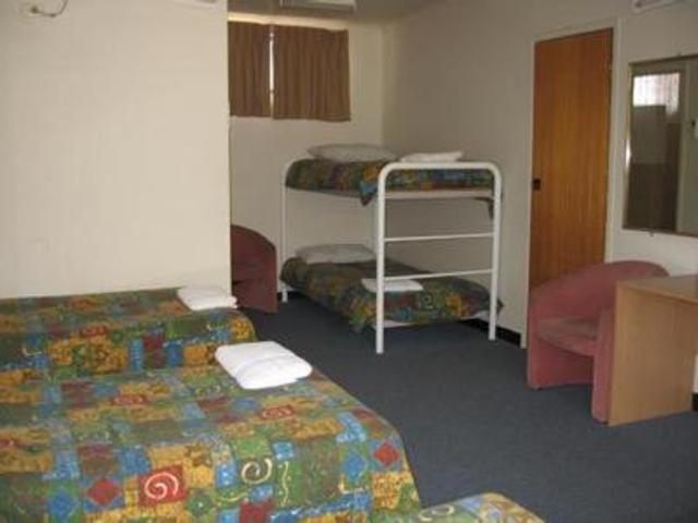 חדר משפחתי, Red Cedars Motel