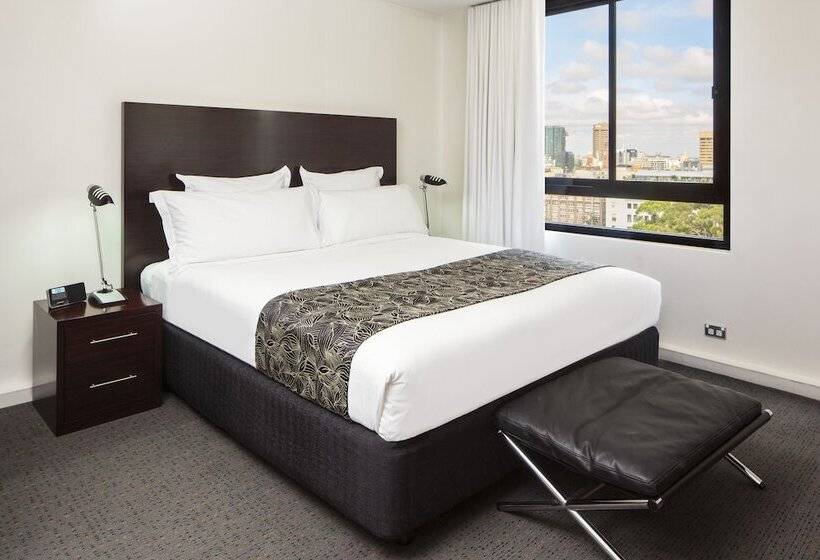 발코니가 있는 프리미엄 룸, Cambridge Hotel Sydney